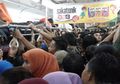 Sering Naik Kendaraan Umum? Ini yang Bisa Dilakukan Agar Tak Mudah Tertular Penyakit