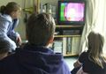 Anak Meniru Kebiasaan Orangtua Menonton Televisi