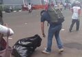 Relawan Bersihkan Sampah di Gelora Bung Karno