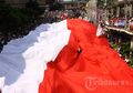 Dengan Kesadaran Sendiri, Warga Ikut Punguti Sampah Usai Syukuran Rakyat