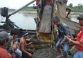 Warga Buru "Harta" Kuno di Sungai Komering