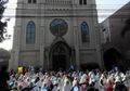 Di Malang, Umat Muslim Salat Id di Halaman Gereja