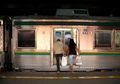 Jangan Segan Berdiri Saat Naik Commuter Line