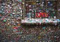 Setelah 20 Tahun Terjebak Jutaan Permen Karet, Gum Wall Akhirnya Dibersihkan