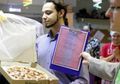 Seorang Pria Menikahi Seloyang Pizza
