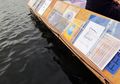 Bosan Baca Buku di Darat? Ada Perpustakaan Apung!
