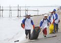 Bersih-bersih Pantai di Karangsong dan Cetak Rekor Minum Sirup Mangrove