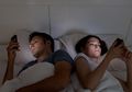 Kebiasaan Main "Gadget" Sebelum Tidur Bisa Turunkan Kualitas Sperma