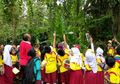 Menonton Film di Tengah Kekelaman Kebun Raya