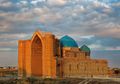 Mausoleum Khoja Ahmad Yasawi, Penghormatan Sang Penakluk Kepada Sang Pujangga Kazakstan