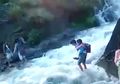 Anak-anak di India Bertaruh Nyawa Melintasi Sungai Deras untuk Pergi ke Sekolah