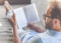 Mengapa Beberapa Orang Lebih Senang Baca Buku Fisik Dibanding E-Book?