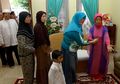 Warga Silaturahim ke Rumah Ibunda Jokowi