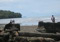 Batu Malin Kundang di Pantai Air Manis