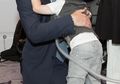 Kisah Haru Pangeran Harry Memeluk Anak Lelaki yang Sakit Parah