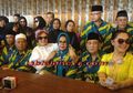 Syahrini Berangkatkan Umrah Guru Ngaji