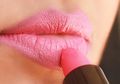 Tips Memulas Lipstik untuk Bibir Kering dan Mengelupas