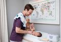 Pendiri Facebook Mark Zuckerberg Pamer Jadi Ayah Siaga