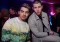 Joe Jonas Akui Bersaing Ketat Dengan Adiknya Nick Dalam Urusan Cewek