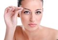 Alis Terlalu Tipis dan Eyeshadow Berantakan? Ini Cara Mengatasinya