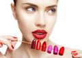 Seram! Sering Meminjam dan Pulas Lipstik dengan Jari Bisa Tertular Virus Herpes