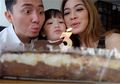 Dian Ayu Ajarkan Anak Cara Salat Ied Lewat You Tube