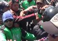 Supir Gojek Dikeroyok Gara-gara Terima Order Saat Demo