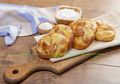 Segigit Kenikmatan Roti Pretzel Mentega Dari Polandia