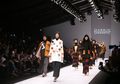 Busana Hijab Elegan Dari Tenun Kediri ala Hannie Hananto di JFW 2017