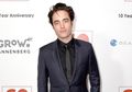 Robert Pattinson Tunda Rencana Nikah Karena Merasa Masih Muda