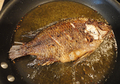 Tips Menggoreng Ikan yang Benar Agar Kulitnya Tak Terlepas