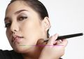 Teknik Makeup Samarkan Pipi Bulat dan ‘Double Chin’ Lipatan di Dagu