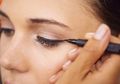Sering Bingung Cara Memakai Eyeliner? Ini Tips Mudah Bagi Pemula