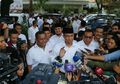 Senyuman Anies Baswedan dan Sandiaga Uno Saat Temui Pendukungnya