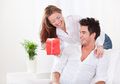 Merasa Suami Tidak Romantis? Anda Perlu Lakukan Ini