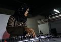 Bercadar Saat Main DJ, Penampilan Wanita Ini Tuai Kontroversi, Mendapat Kecaman dari Banyak Kalangan