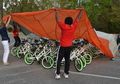 650 Siswanya yang Kurang Mampu Ini Dibelikan Sepeda oleh Guru yang Baik Hati