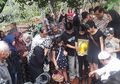 Tampak Tegar, Putri Sulung Yana Zein Minta Maaf di Pemakaman