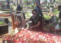 Terisak di Pusara Nenek, Eva Celia Ungkapkan Isi Hatinya
