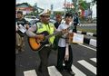 Polisi Baik Hati Ini Bantu Relawan Kumpulkan Dana untuk Pengungsi Gunung Agung, Aksinya Jadi Viral!