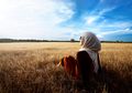 Hobi Jalan-Jalan? Ini Tips Padu Padan Hijab untuk Traveling
