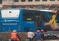 Berniat Ambil Jalur Lain, Eh Ternyata Bus Trans Jakarta Malah Nyangkut!