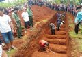 Isak Tangis Tak Terbendung, Iringi Pemakaman Massal Korban Kecelakaan di Tanjakan Emen!