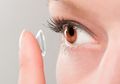 Awas! Jangan Lakukan Hal Ini Saat Pakai Softlens Jika Tak Ingin Bola Mata Terinfeksi Bakteri