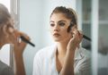 Agar Makeup Tak Mudah Luntur Saat Berkeringat, Begini Langkah Tepat Memakainya