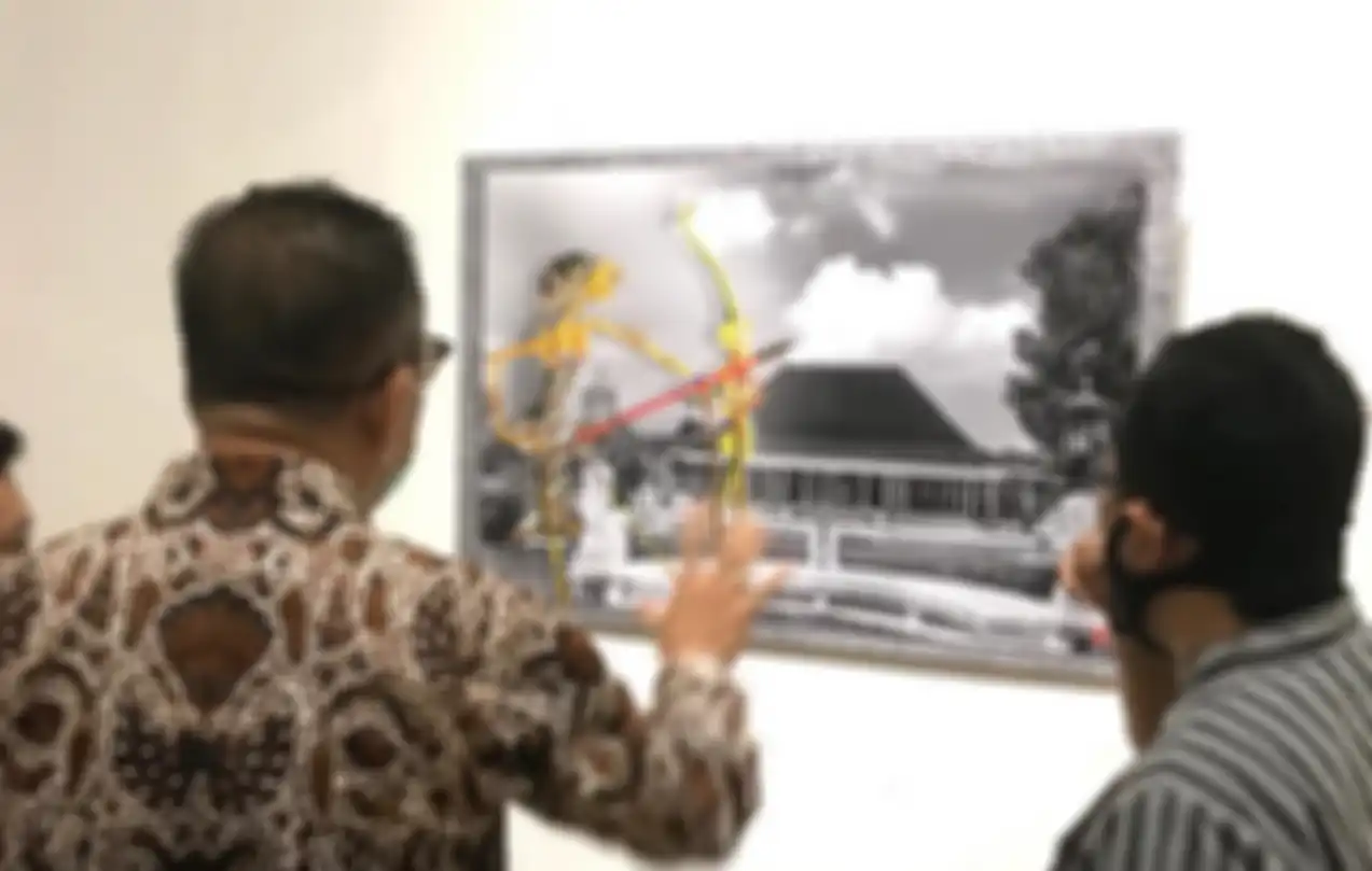Pengunjung menyaksikan pameran fotografi wayang oleh 3 fotografer senior, Risman Marah, Johnny Hendarta, dan Fauzie Helmy di acara Rumaket di Museum Sonobudoyo, Yogyakarta, 25-27 September 2021.