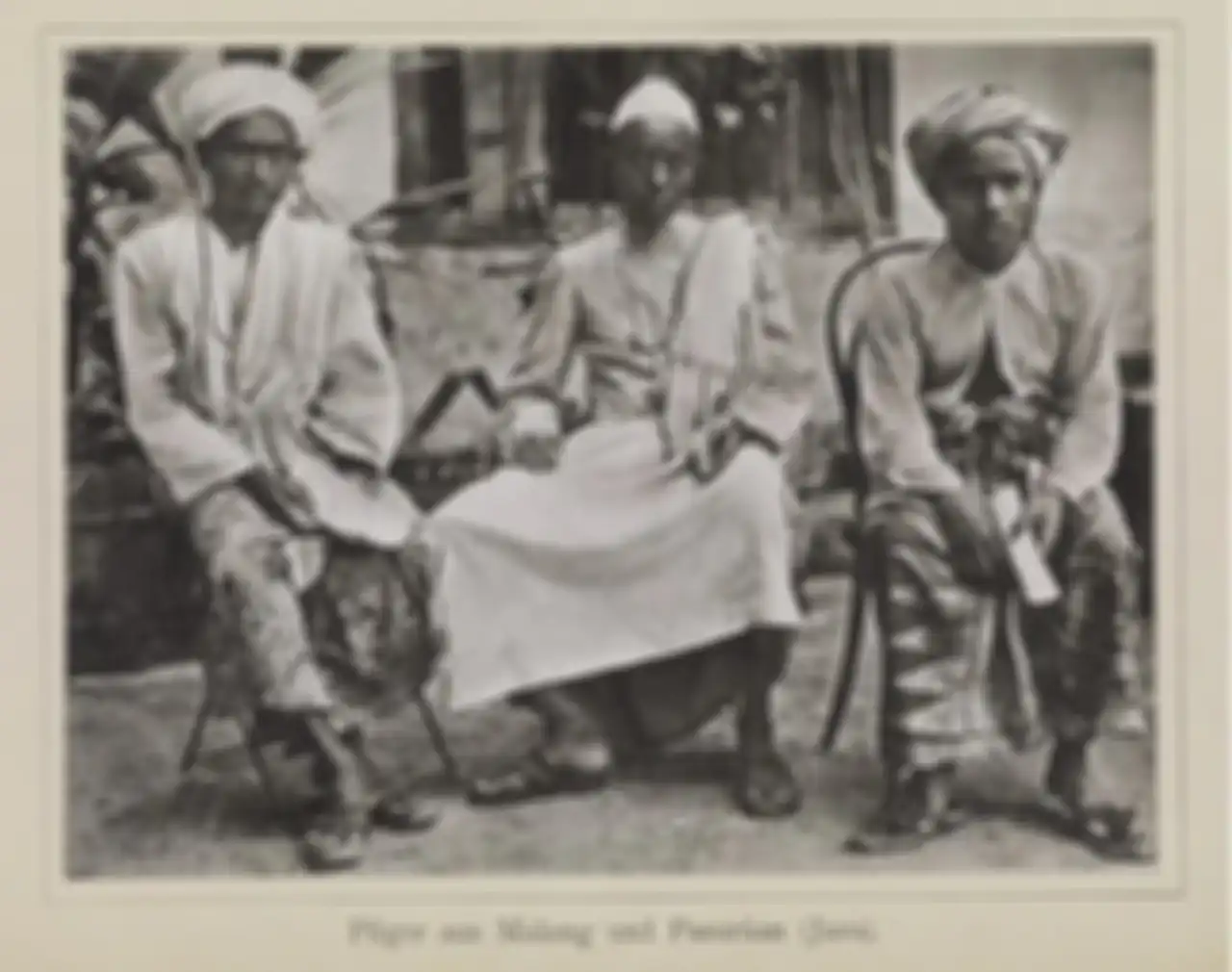 Potret jamaah haji dari Malang dan Pasuruan yang juga diambil oleh Snouck Hurgronje (Bilder-Atlas zu Mekka, 1888/arsip milik Achmad Sunjayadi via Kompas.ID)