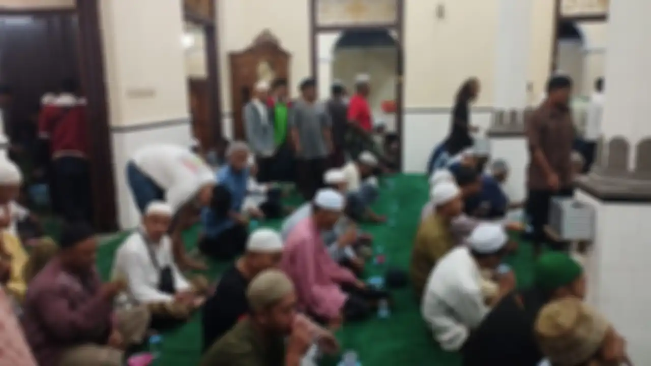 Kopi rempah takjil ala Masjid Jami Assegaf Solo biasanya dihidangkan dengan kurma dan air mineral. Makan besar baru setelah salat Maghrib berjamaah (Habib Asyhad/Intisari)