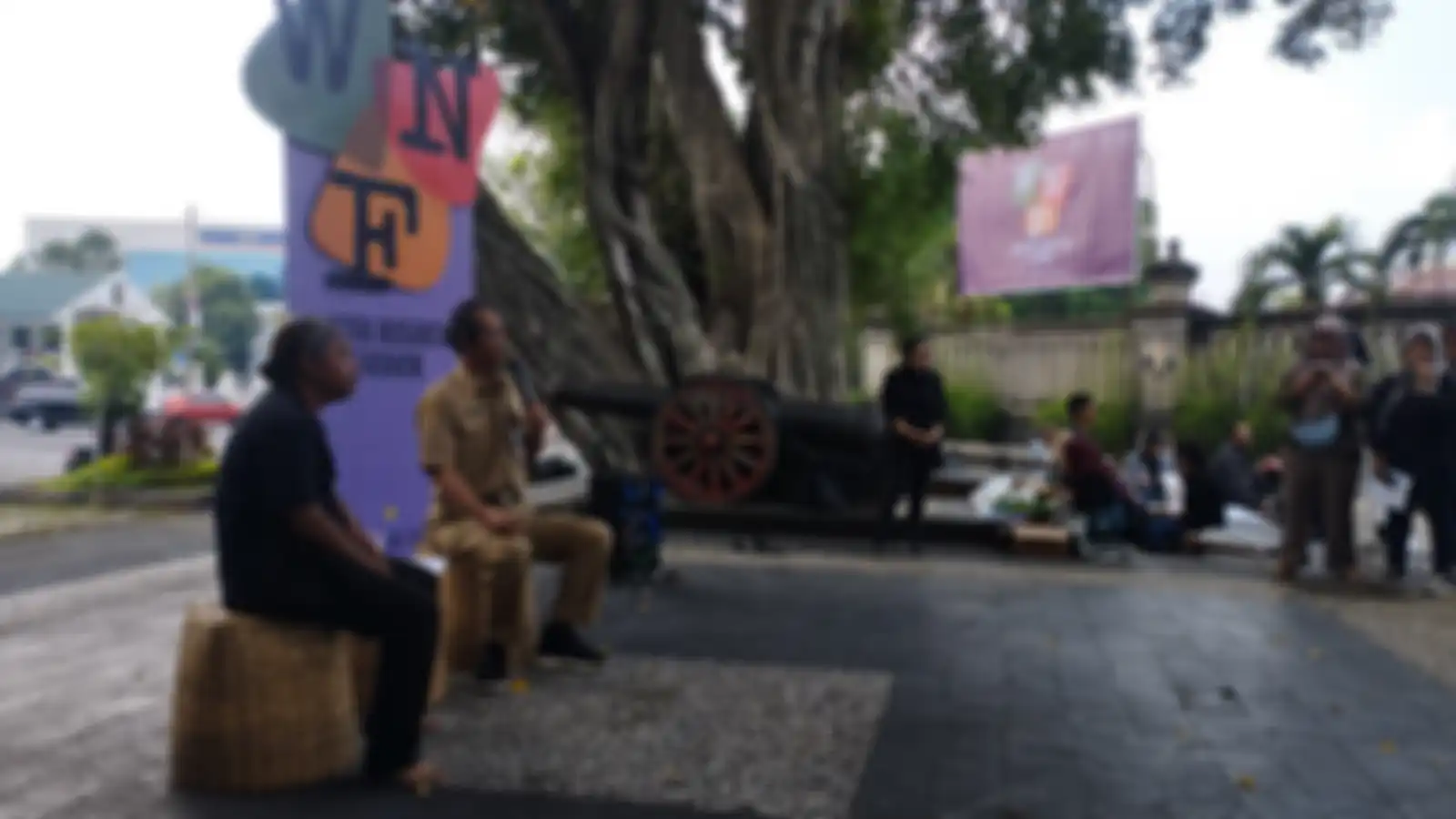 Heru Mataya (kemeja hitam) inisiator sekaligus project manajer WNF 2024 bersama Kepala Dinas Pariwisata Kota Surakarta, Aryo Widyandoko.