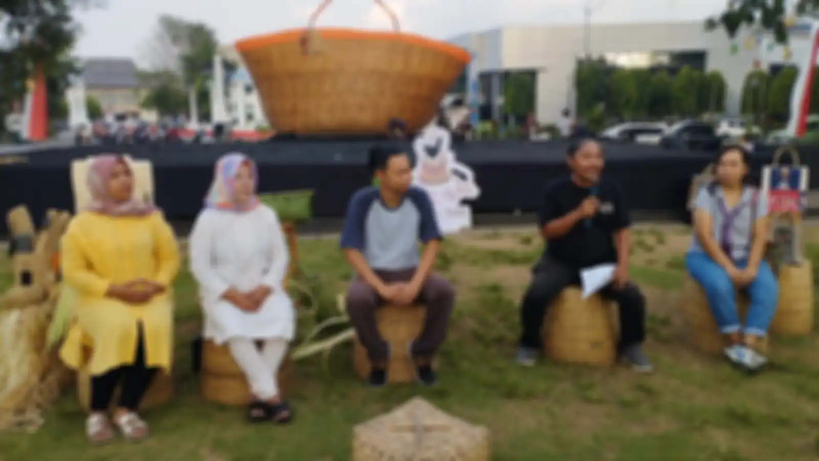Festival Tas Nusantara 2024 Menangkal Punahnya Tas-tas Khas Indonesia. Heru Mataya (berkaus hitam), penggagas, FESTARA 2024, berharap festival ini bisa menjaga tas-tas khas Indonesia selamat dari kepunahan.